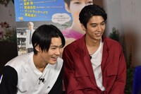 左から賀来賢人、野村周平。