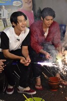 花火を楽しむ野村周平（左）と賀来賢人（右）。
