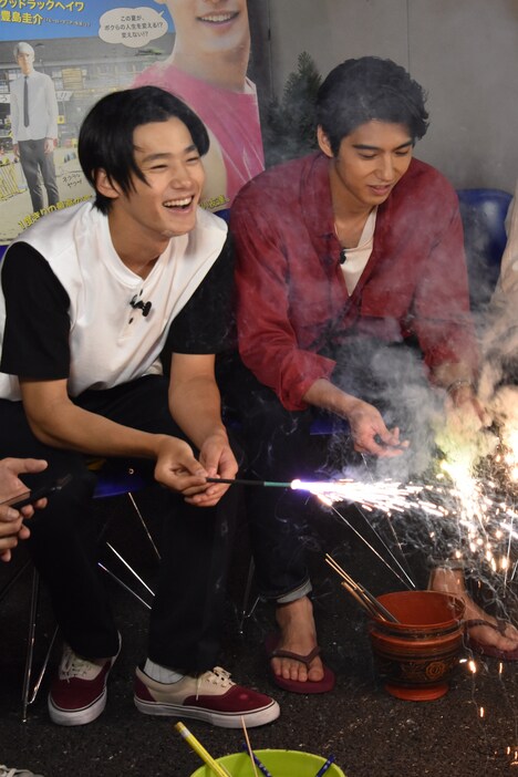 花火を楽しむ野村周平(左)と賀来賢人(右)。