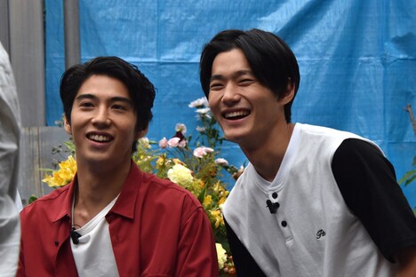 左から賀来賢人、野村周平。