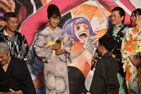 「ロビン様、好きです」と告白する濱田岳（前列）と、それを受ける山口由里子（後列中央左）。