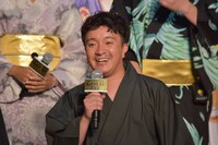 ロビンの声で「ありがとう岳くん」と言われ、喜ぶ濱田岳。