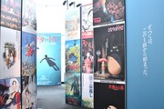 劇場公開作品のポスターがずらりと並ぶエントランス。
