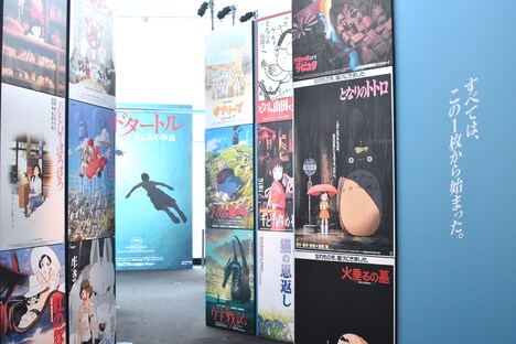 劇場公開作品のポスターがずらりと並ぶエントランス。