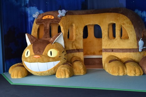 大人も乗れるネコバス。