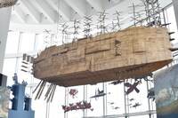 巨大な飛行船の模型。