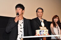 左から駿河太郎、加藤雅也、mayo（岡本真夜）。