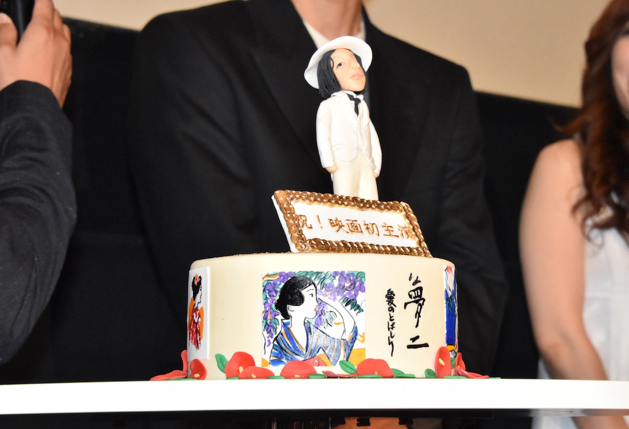 駿河太郎に贈呈されたサプライズケーキ。