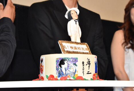 駿河太郎に贈呈されたサプライズケーキ。