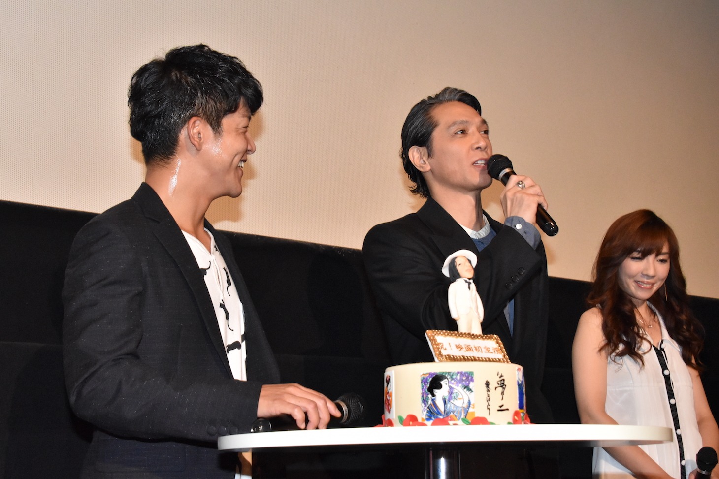 左から駿河太郎、加藤雅也、mayo（岡本真夜）。