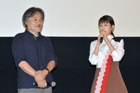 左から黒沢清、前田敦子。