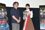 「クリーピー 偽りの隣人」大ヒット記念トークショーにて、左から黒沢清、前田敦子。