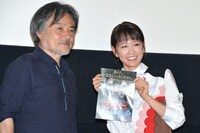 左から黒沢清、前田敦子。