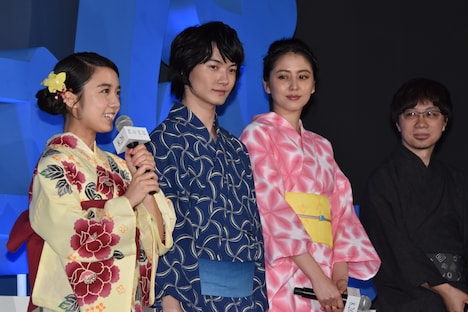 左から上白石萌音、神木隆之介、長澤まさみ、新海誠。