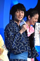 短冊を披露する神木隆之介。