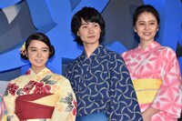 左から上白石萌音、神木隆之介、長澤まさみ。