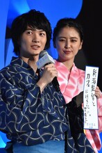 短冊を披露する神木隆之介。