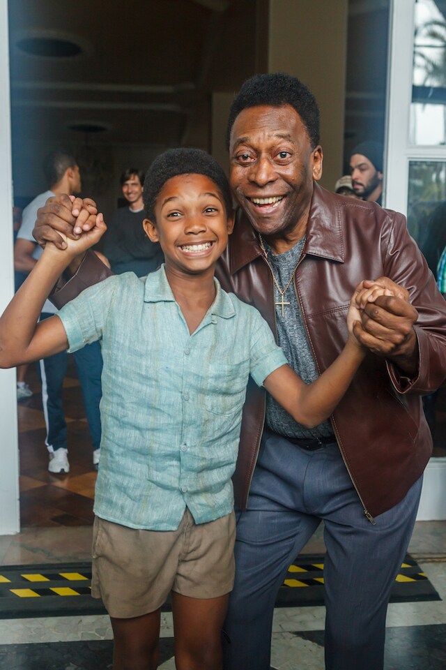 幼少期のペレを演じたレオナルド・リマ・カルヴァーリョ（左）とペレ（右）。
