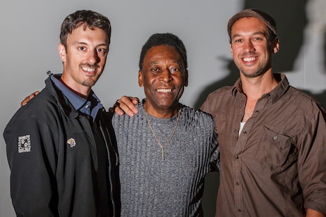 左からマイケル・ジンバリスト、ペレ、ジェフ・ジンバリスト。