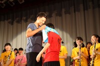 北海道・札幌白石高校吹奏楽部の部長にタオルをかける竹内涼真（左）。