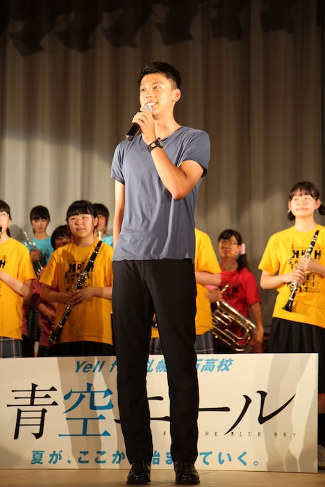 北海道・札幌白石高校の学校祭にサプライズ登場した竹内涼真。