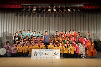 北海道・札幌白石高校の学校祭にサプライズ登場した竹内涼真（中央）と吹奏楽部員たち。