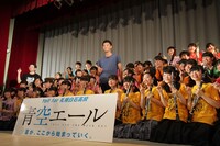 北海道・札幌白石高校の学校祭にサプライズ登場した竹内涼真（中央）と吹奏楽部員たち。