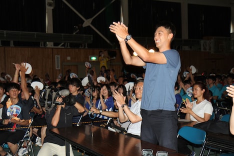 北海道・札幌白石高校の吹奏楽の演奏に拍手を送る竹内涼真。