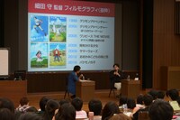 詰めかけた学生を前にトークする是枝裕和（左）と細田守（右）。