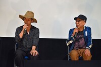 左から柳楽優弥、真利子哲也。