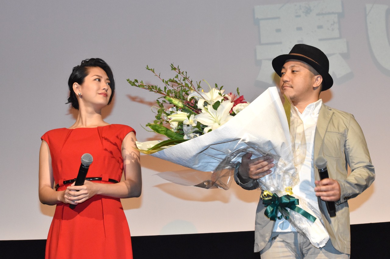 「日本で一番悪い奴ら」大ヒット記念イベントの様子。