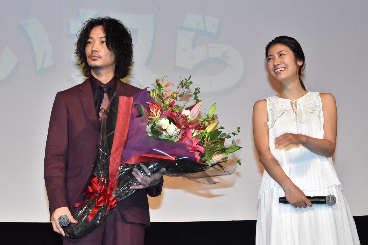 「日本で一番悪い奴ら」大ヒット記念イベントの様子。