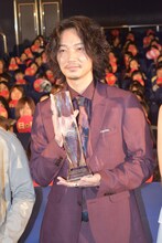 第15回ニューヨーク・アジア映画祭で獲得したライジング・スター賞のトロフィを手にした綾野剛。