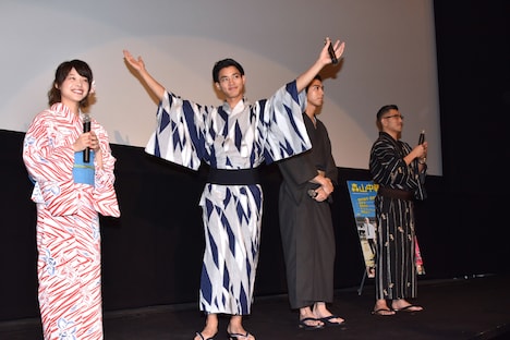 （左から）岸井ゆきの、野村周平、賀来賢人、豊島圭介監督。