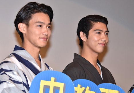 （左から）野村周平、賀来賢人。