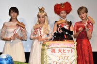 「アリス・イン・ワンダーランド／時間の旅」舞台挨拶の様子。