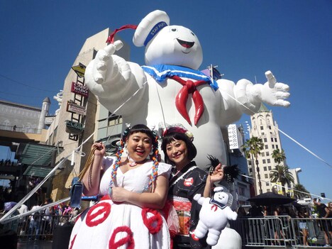 左から渡辺直美、友近。