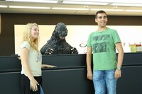 “シン・ゴジラジェット”の利用客を見送るゴジラ（中央）。