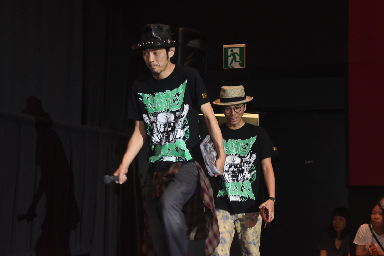 手前から宮藤官九郎、片桐仁。