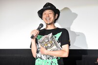 鬼Padを手に「スティーヴ・ジョブズになった気分」と笑う宮藤官九郎。