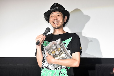 鬼Padを手に「スティーヴ・ジョブズになった気分」と笑う宮藤官九郎。