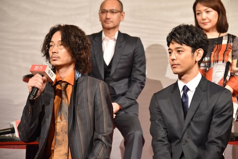 「怒り」完成報告会見の様子。