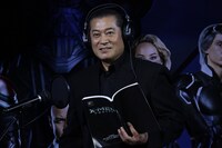 アフレコを終え、柔和な表情を取り戻した松平健。