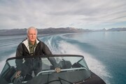 プカキ湖でクルーズを楽しむジェームズ・キャメロン。