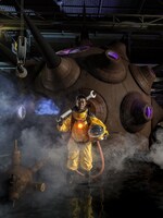 アトムスーツを着用した永瀬正敏。（撮影：表恒匡）