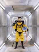 アトムスーツを着用した永瀬正敏。（撮影：表恒匡）