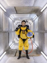 アトムスーツを着用した永瀬正敏。（撮影：表恒匡）