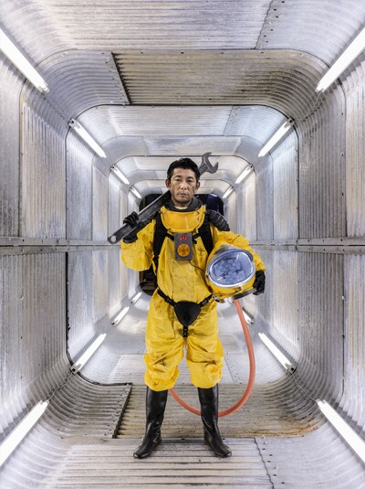 アトムスーツを着用した永瀬正敏。（撮影：表恒匡）