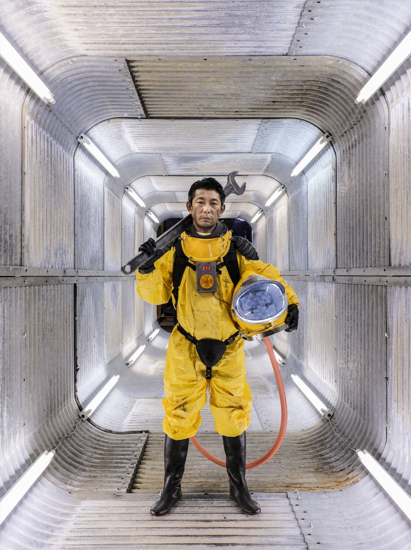 アトムスーツを着用した永瀬正敏。（撮影：表恒匡）