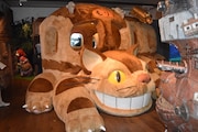 三鷹の森ジブリ美術館の企画展示「猫バスにのって ジブリの森へ」の様子。